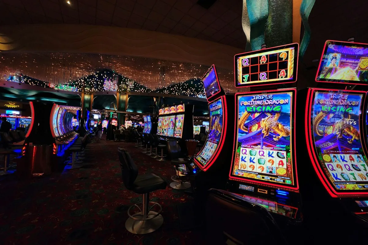 Mesin slot online dengan roda bonus berputar menampilkan berbagai hadiah jackpot dan multiplier di layar digital
