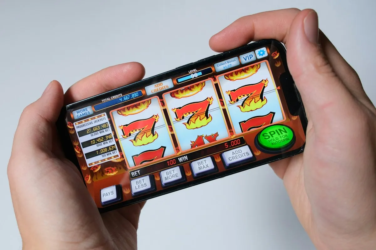 Layar permainan slot online dengan gulungan yang berputar ulang dan simbol wild terkunci menampilkan fitur respin digital
