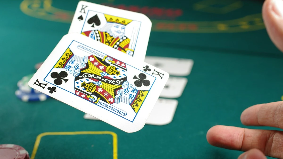 Meja permainan kasino dengan kartu remi dan tumpukan chip sebagai ilustrasi istilah judi online