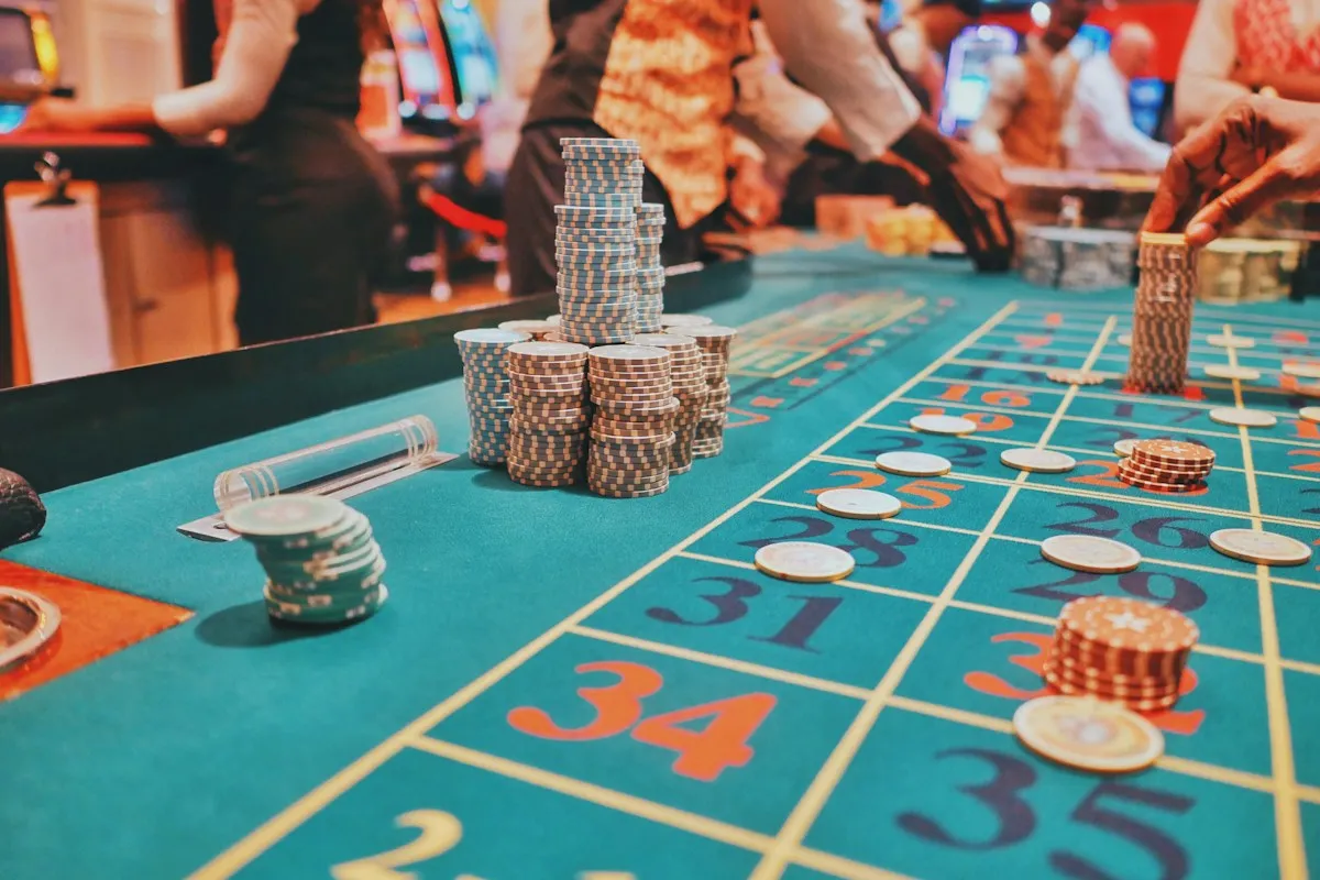 Meja live roulette online Indonesia 2026 dengan roda berputar dan chip taruhan di kasino