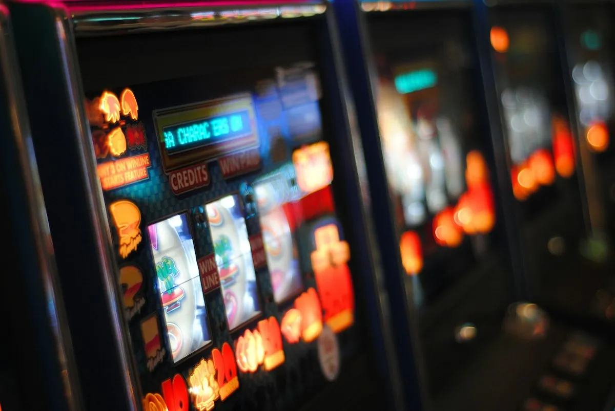 Slot cluster pays Indonesia 2026 dengan grid simbol dan mekanisme cascading reels digital
