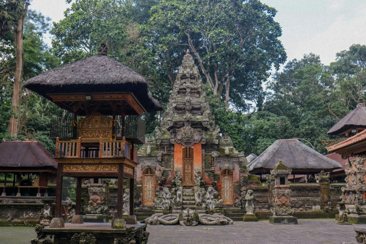 Kuil tradisional Indonesia dengan arsitektur khas Nusantara sebagai representasi mitologi Indonesia dalam slot online