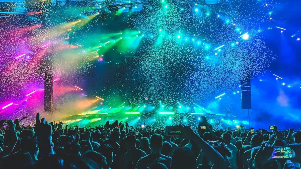 Panggung konser dengan lampu sorot warna-warni dan efek visual digital sebagai representasi slot online bertema musik