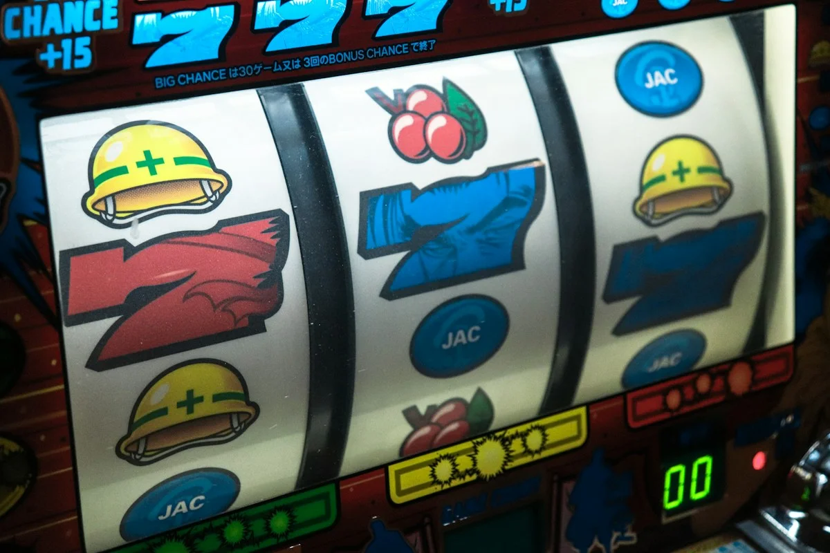 Mesin slot online dengan tombol gamble dan opsi ganda kemenangan di layar digital