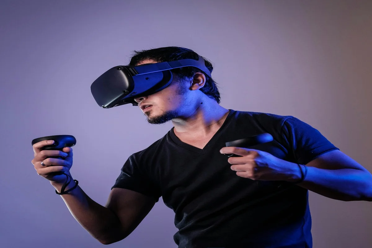 Slot online mobile-first Indonesia 2026 dengan smartphone menampilkan permainan slot digital dan fitur interaktif di layar
