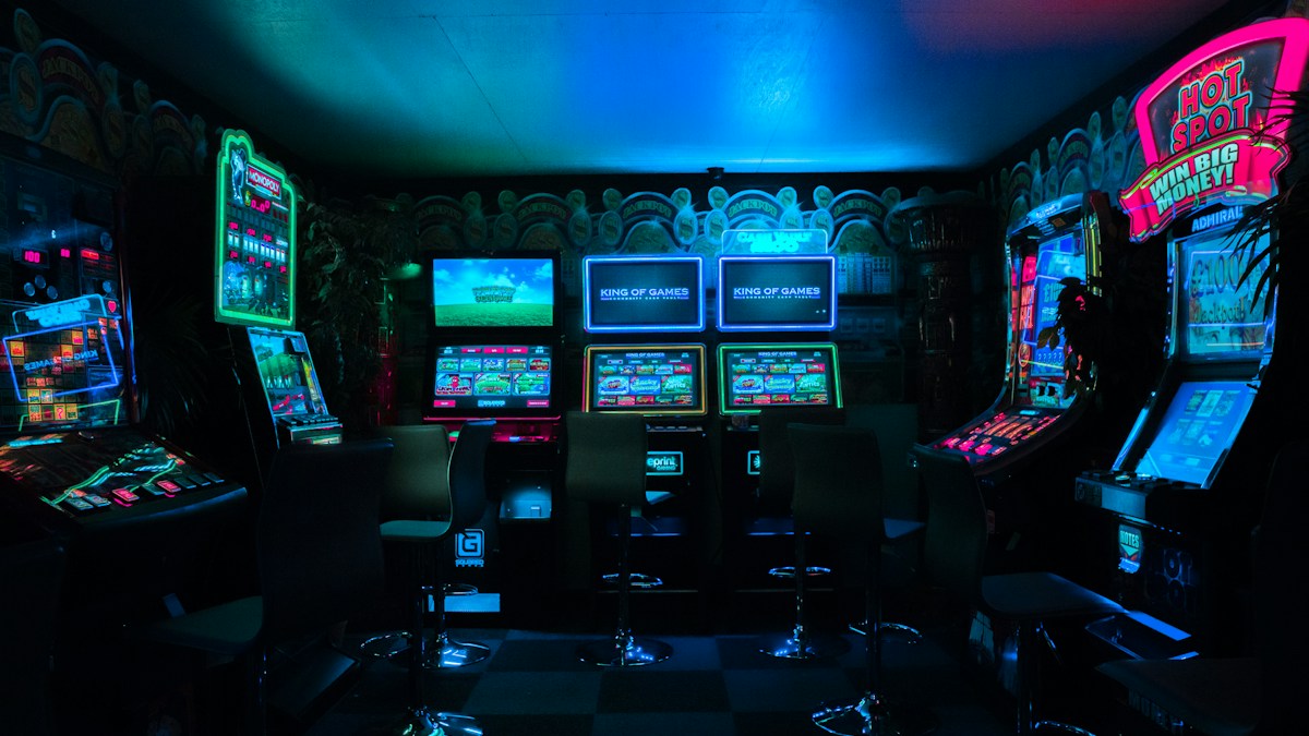 Pemain slot online berinteraksi melalui fitur multipemain dan leaderboard di platform gaming Indonesia