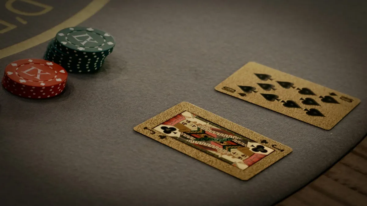 Meja blackjack online dengan kartu as dan jack serta chip taruhan di atas kain hijau kasino