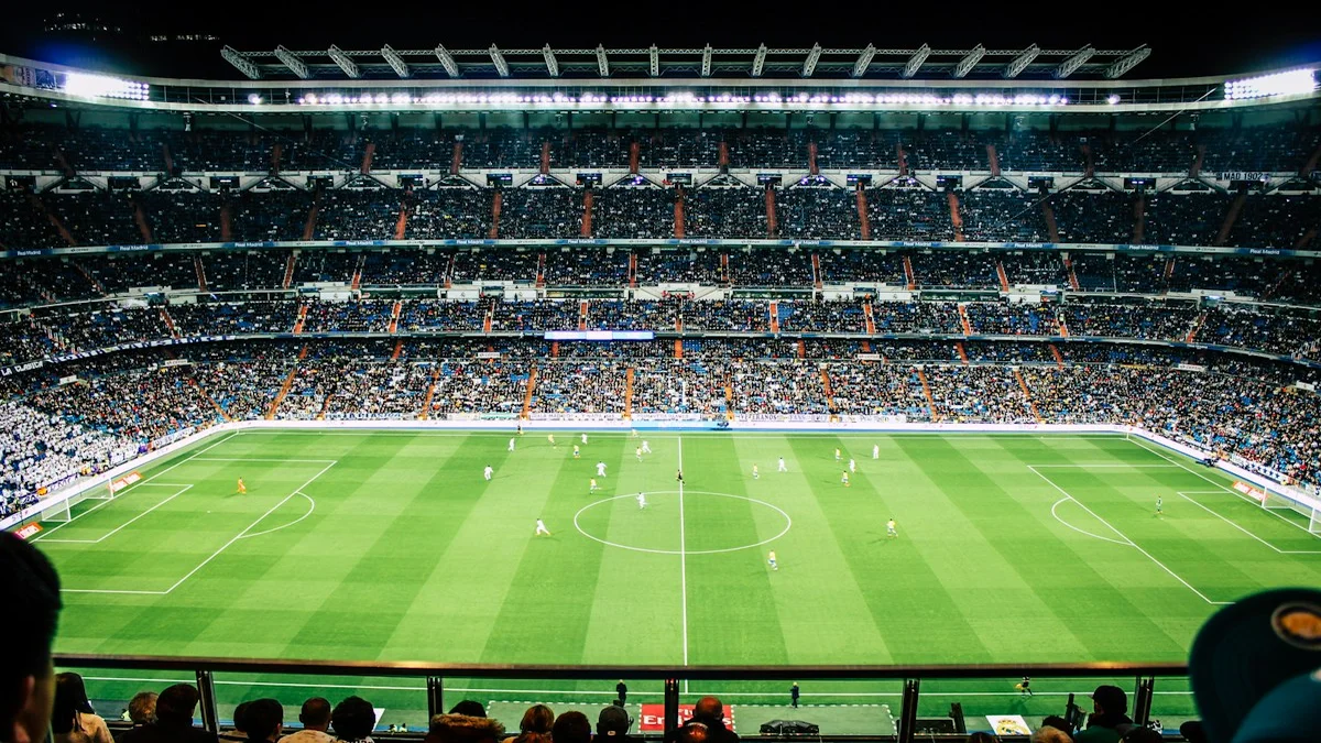 Pertandingan sepak bola di stadion berlampu sebagai ilustrasi taruhan virtual sports